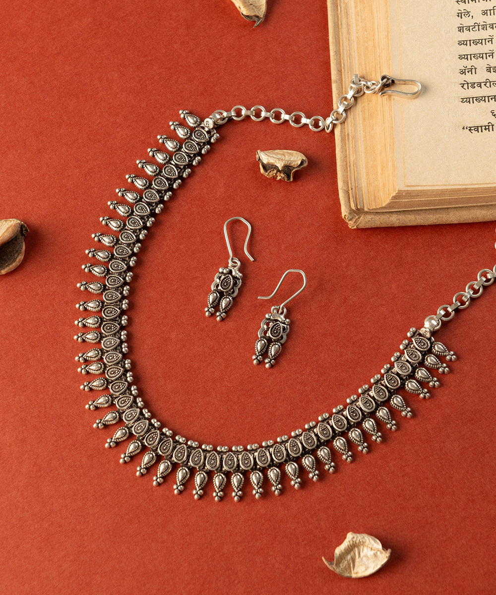 Aarin_Handcrafted_Oxidised_Pure_Silver_Necklace_Set_WeaverStory_01