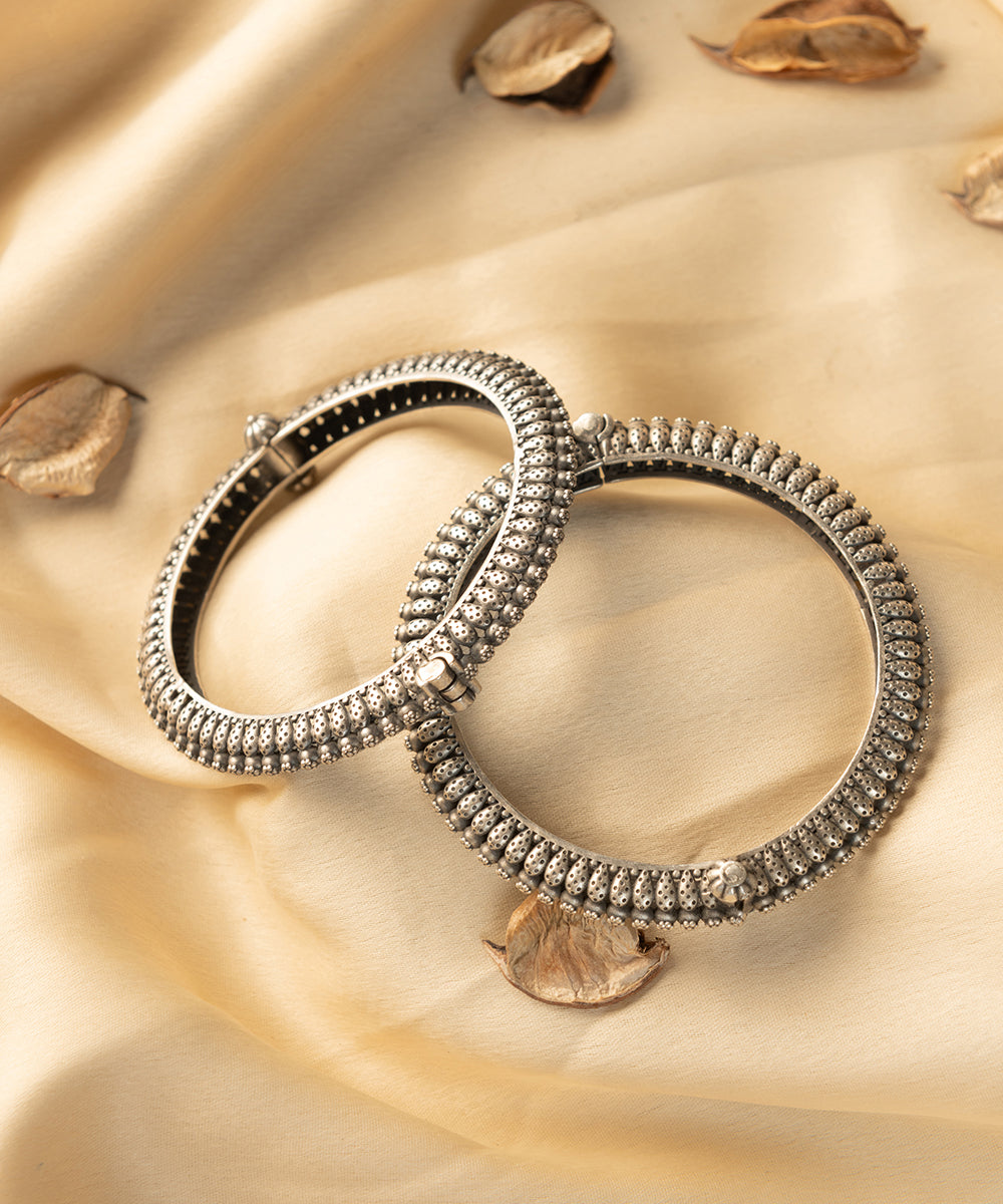 Aarul_Handcrafted_Oxidised_Pure_Silver_Bangles_WeaverStory_01