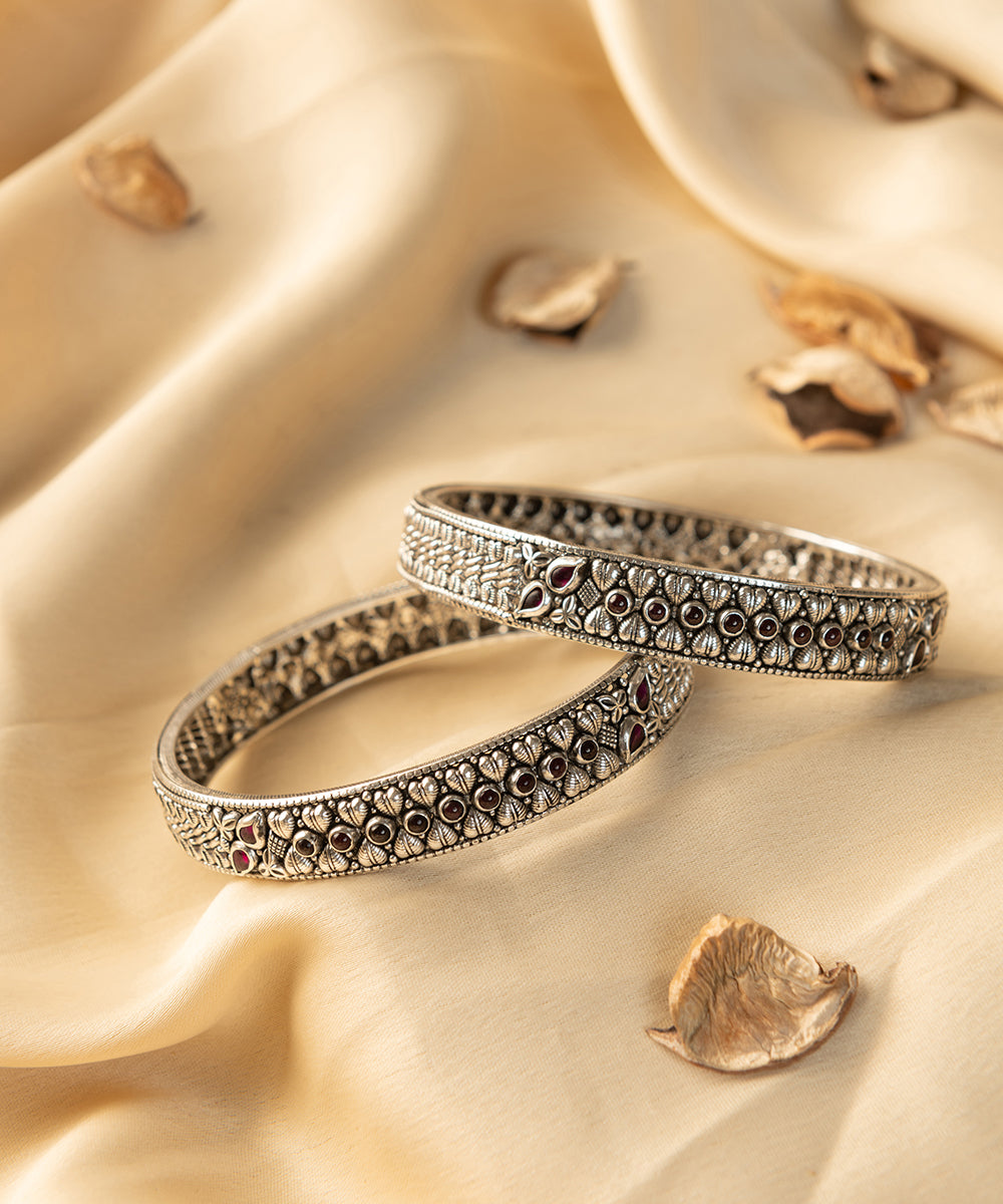 Porna_Handcrafted_Oxidised_Pure_Silver_Bangles_With_Kempstones_WeaverStory_01