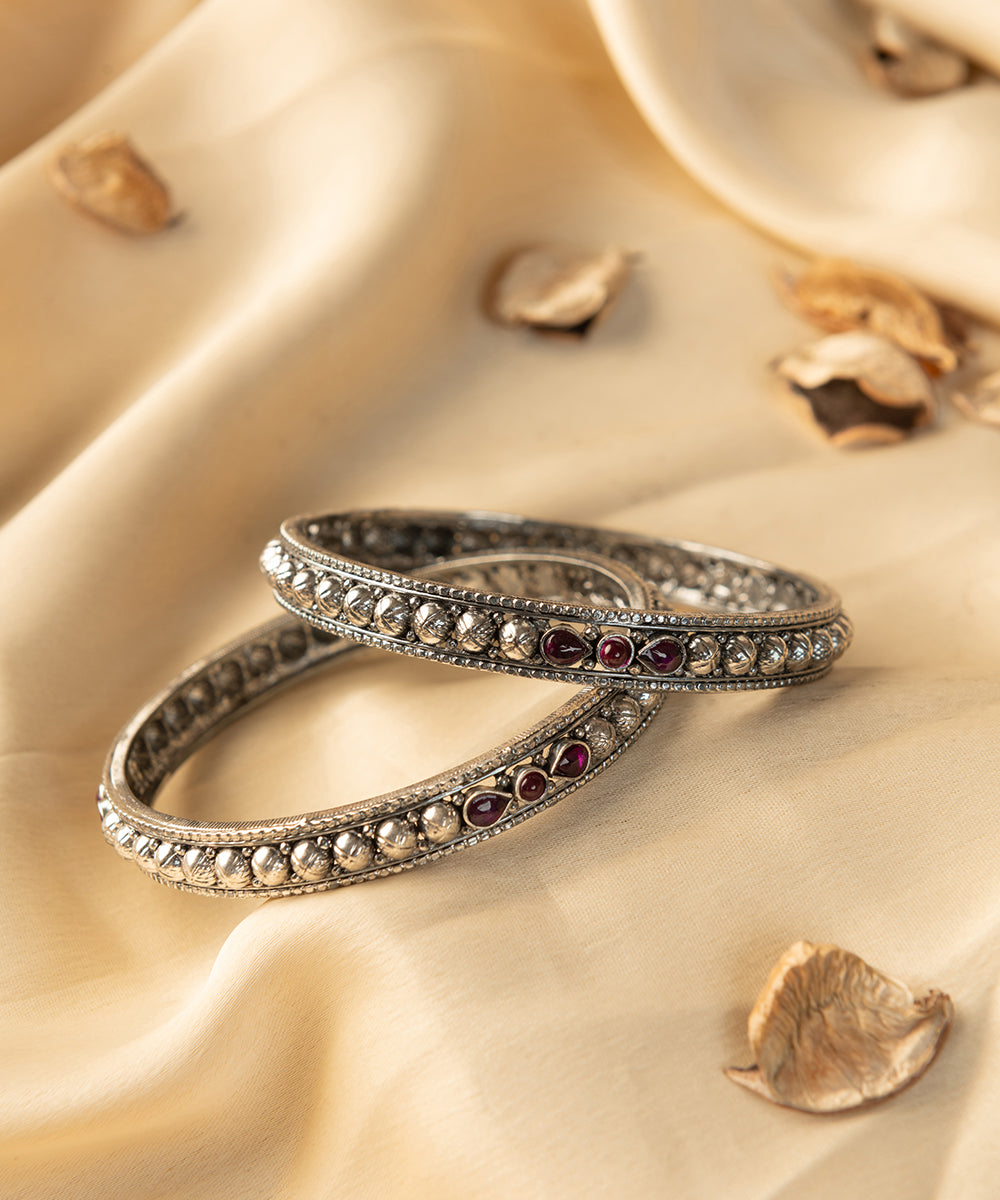 Tushitha_Handcrafted_Oxidised_Pure_Silver_Bangles_With_Kempstones_WeaverStory_01