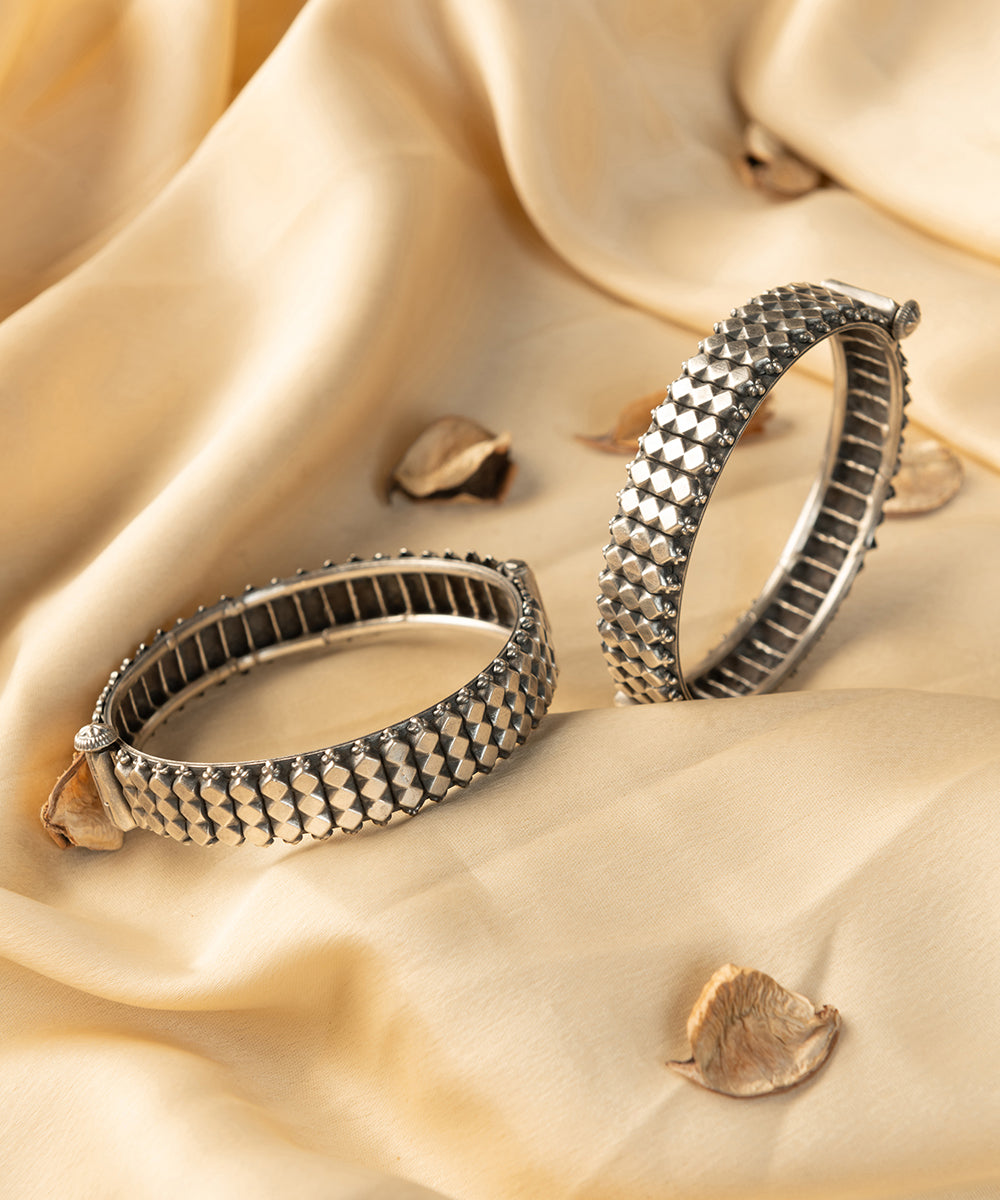 Nilagan_Handcrafted_Oxidised_Pure_Silver_Bangles_WeaverStory_01