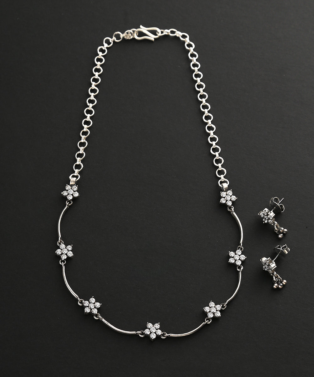 Chaand_Kundan_Necklace_Set_Handcrafted_Oxidised_In_Pure_Silver_WeaverStory_02