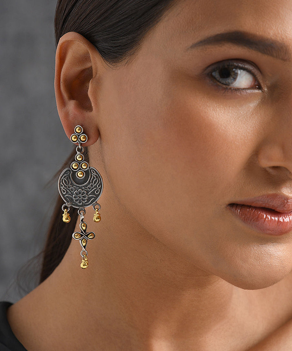 Saira_Handcrafted_Oxidised_Pure_Silver_Earrings_With_Ghungroos_WeaverStory_02