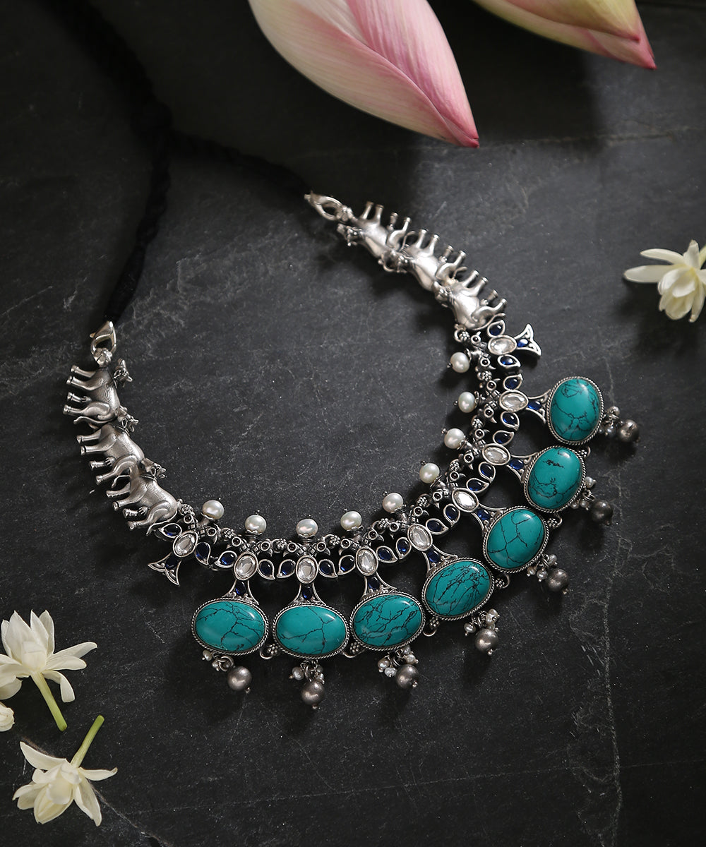 Pure_Silver_Handcrafted_Necklace_With_Cow_Motif_WeaverStory_01