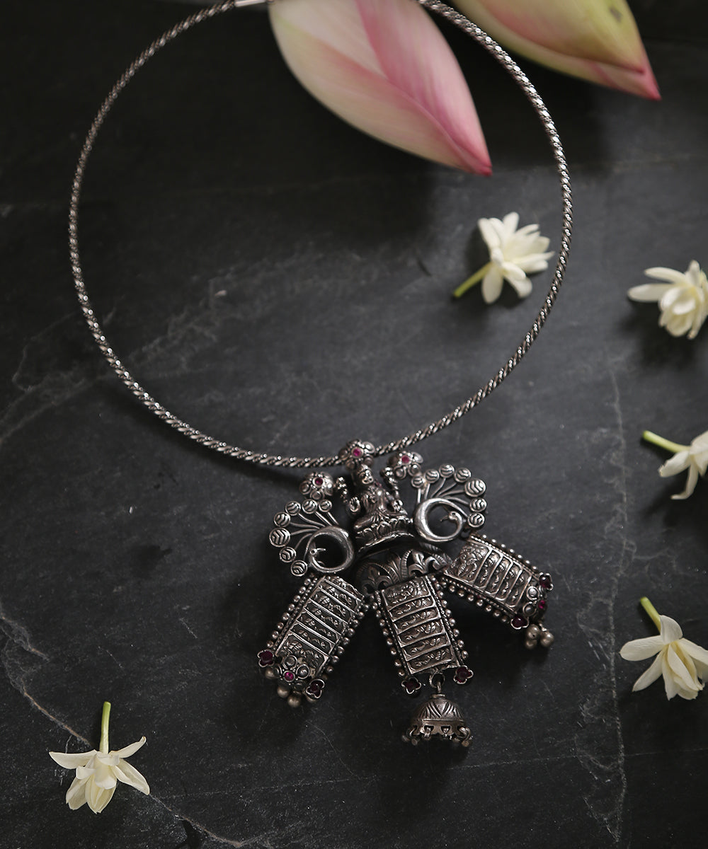 Handcrafted_Pure_Silver_Hasli_With_Laxmi_Motif_WeaverStory_01