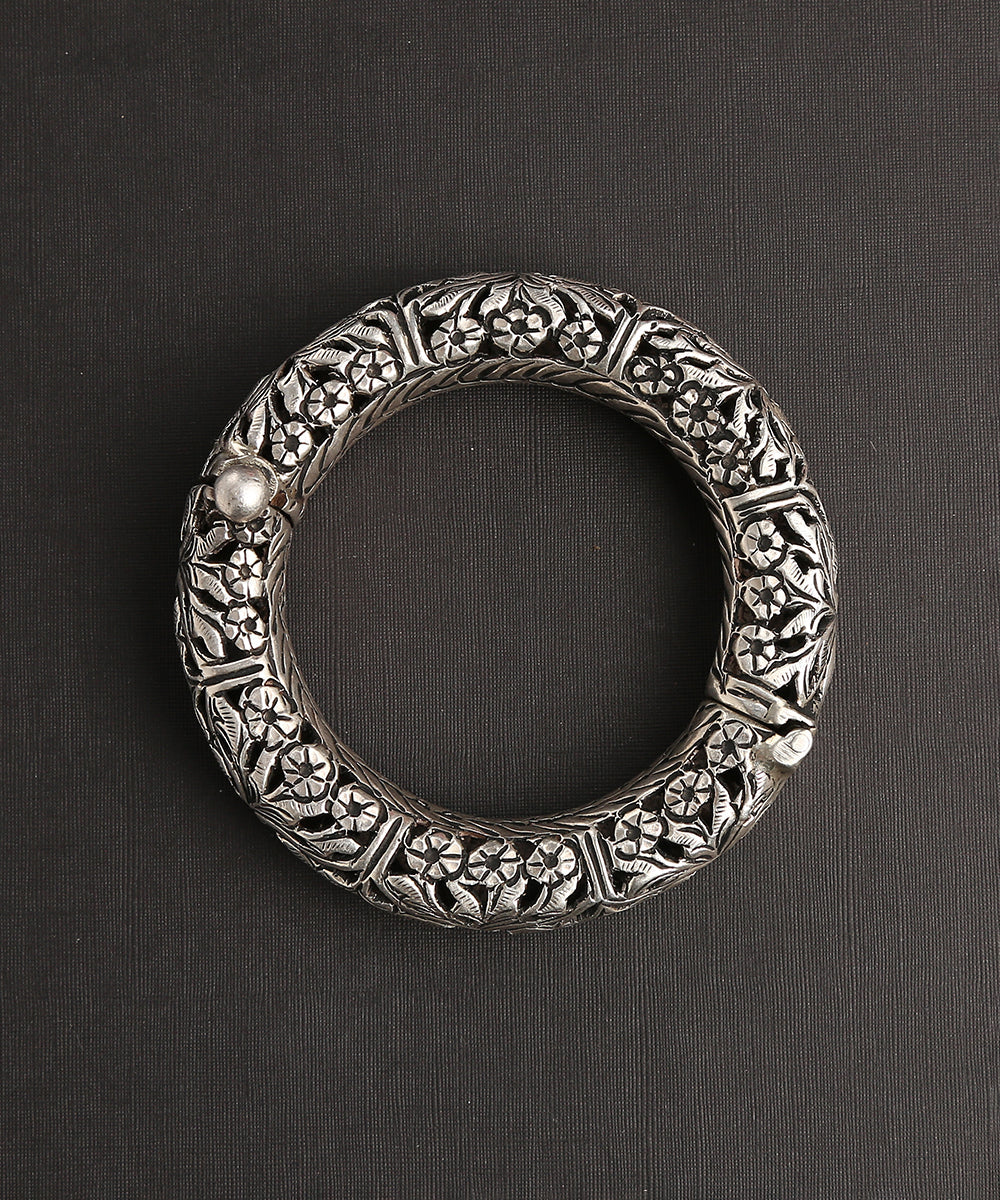 Handcarfted_Pure_Silver_Bangle_with_Floral_Textured_Work_-_Set_of_1_WeaverStory_02