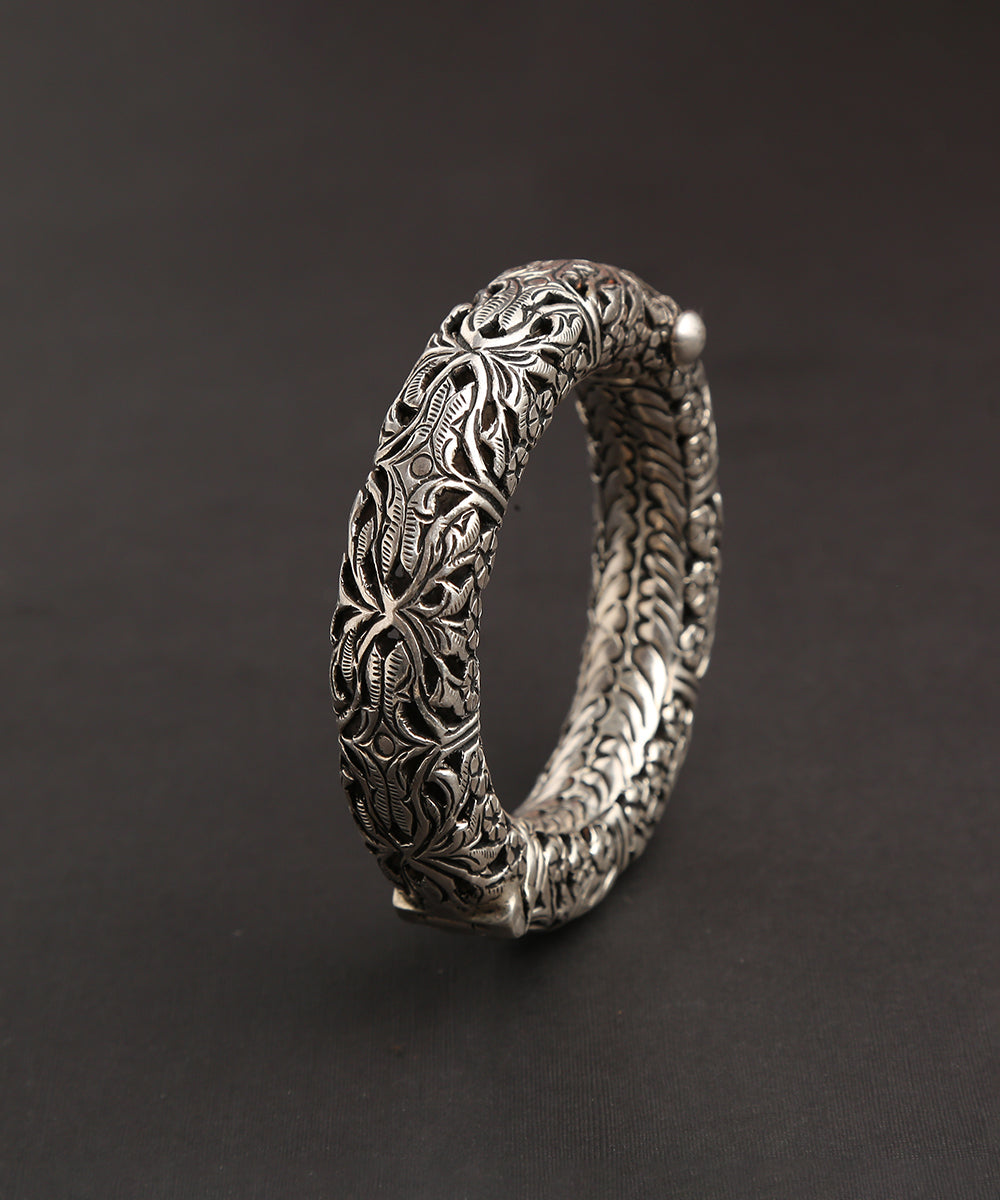 Handcarfted_Pure_Silver_Bangle_with_Floral_Textured_Work_-_Set_of_1_WeaverStory_03