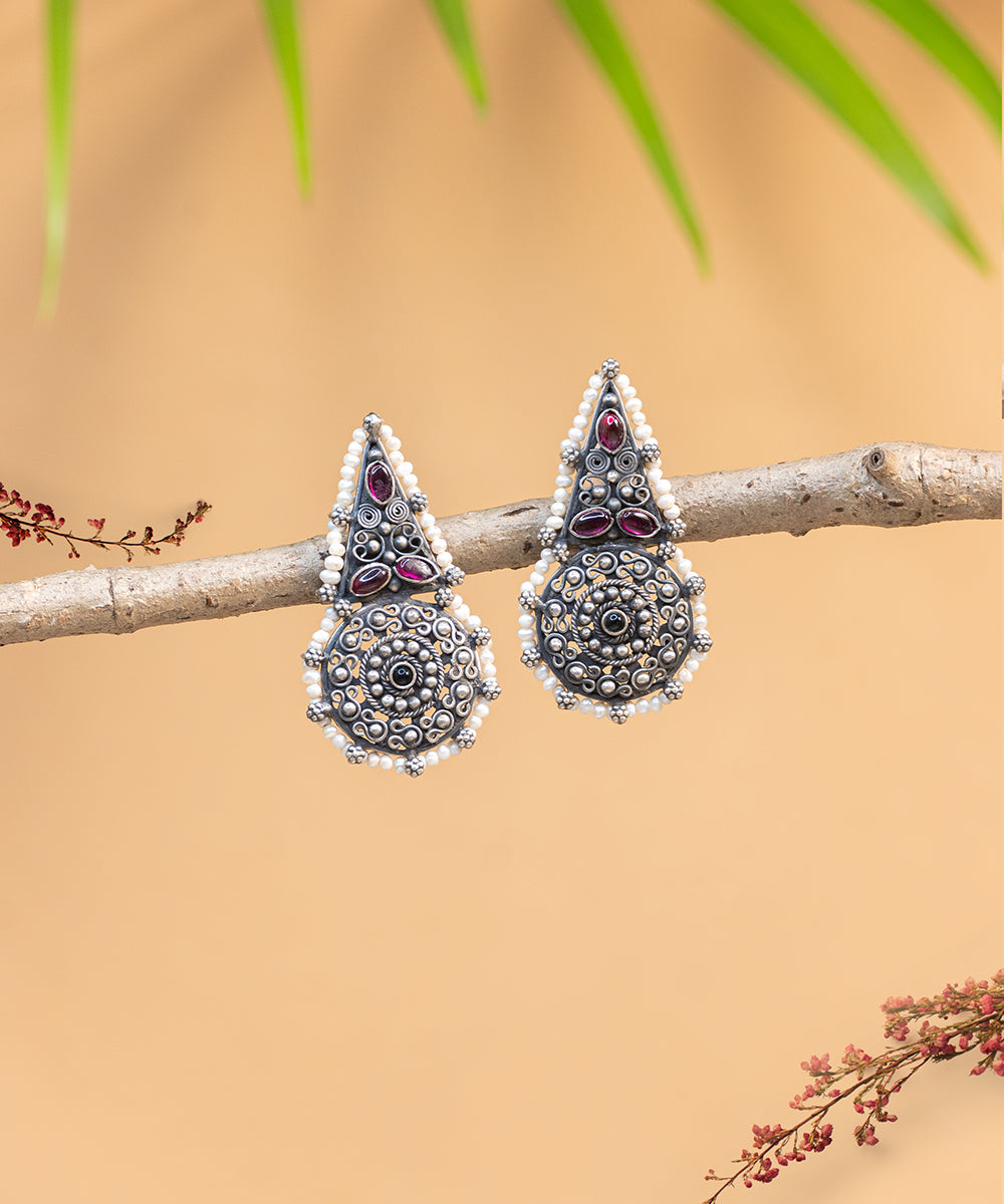 Yusra_Handcrafted_Oxidised_Pure_Silver_Earrings_With_Red_Onyx_WeaverStory_01