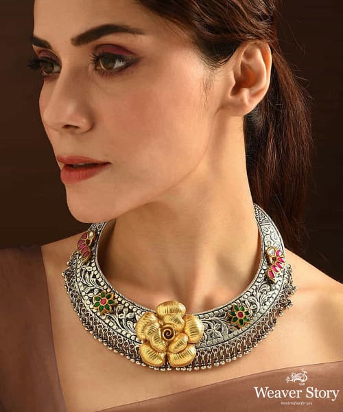 Inaya_Handcrafted_Oxidised_Pure_Silver_Necklace_With_Red_Dual_Tone_Kundan_And_Flower_Motif_WeaverStory_01