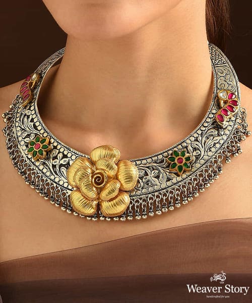 Inaya_Handcrafted_Oxidised_Pure_Silver_Necklace_With_Red_Dual_Tone_Kundan_And_Flower_Motif_WeaverStory_02