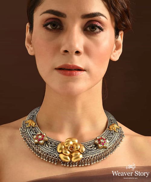 Hoorain_Handcrafted_Oxidised_Pure_Silver_Necklace_With_Red_Dual_Tone_Kundan_And_Pearls_WeaverStory_01