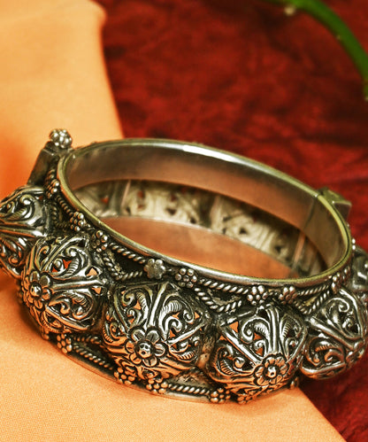 Bilqis_Handcrafted_Oxidised_Pure_Silver_Bangle_WeaverStory_02