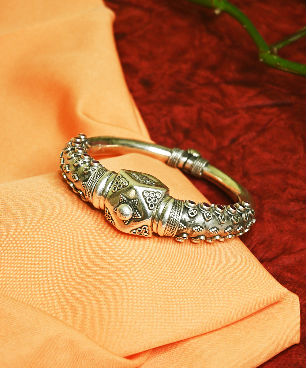 Dania_Handcrafted_Oxidised_Pure_Silver_Bangle_WeaverStory_01