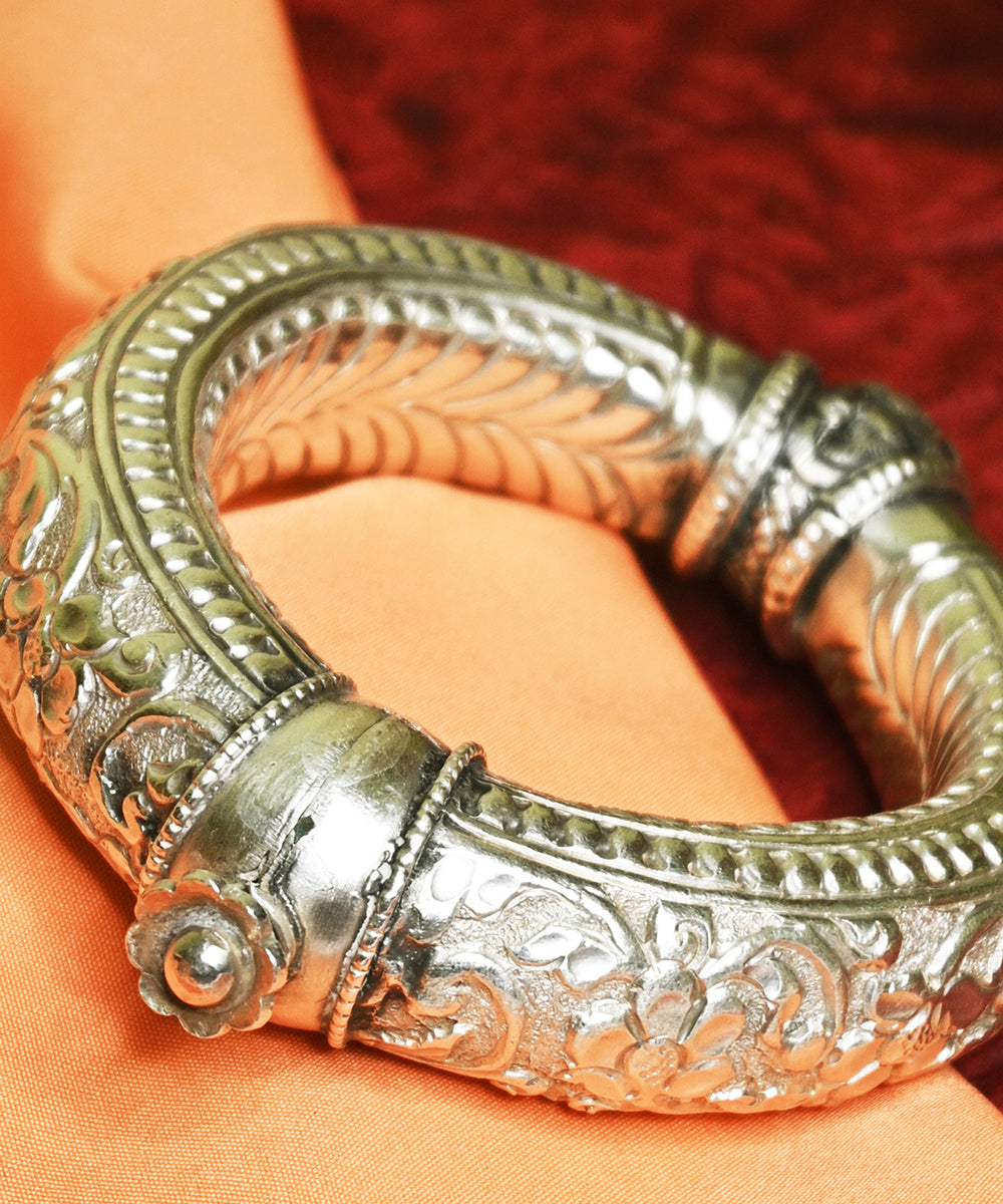 Jannat_Handcrafted_Oxidised_Pure_Silver_Bangle_WeaverStory_02