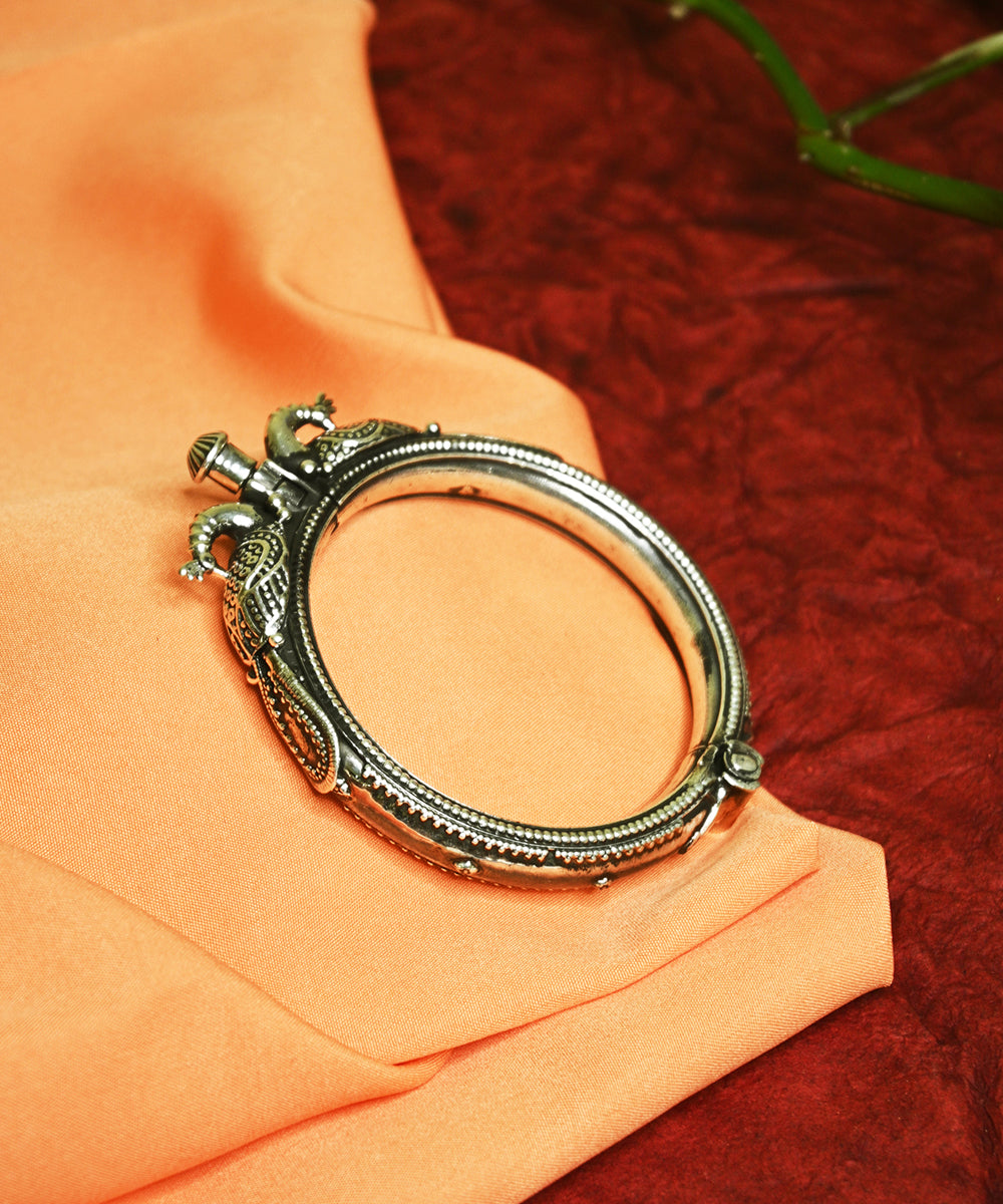 Handcrafted_Kanwal_Oxidised_Pure_Silver_Bangle_WeaverStory_01