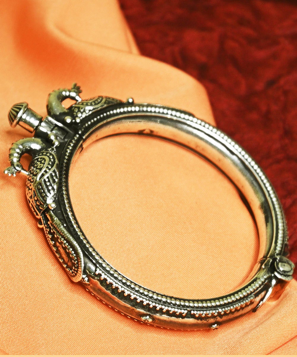 Handcrafted_Kanwal_Oxidised_Pure_Silver_Bangle_WeaverStory_02