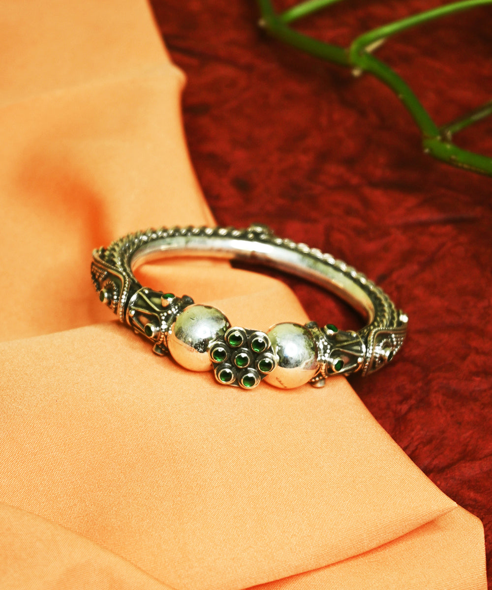 Khushbakht_Handcrafted_Oxidised_Pure_Silver_Bangle_With_Green_Onyx_WeaverStory_01