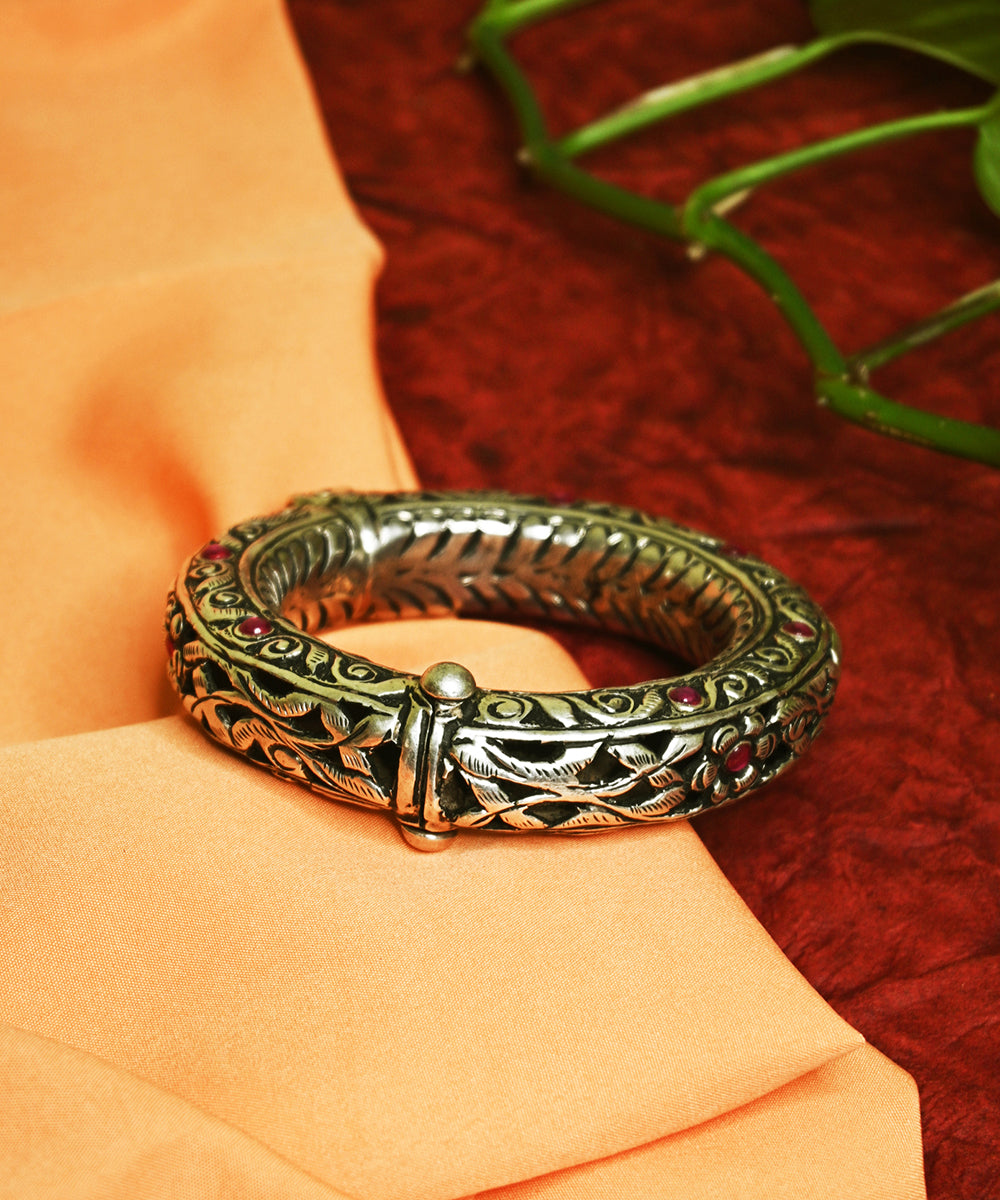 Lubna_Handcrafted_Oxidised_Pure_Silver_Bangle_WeaverStory_01