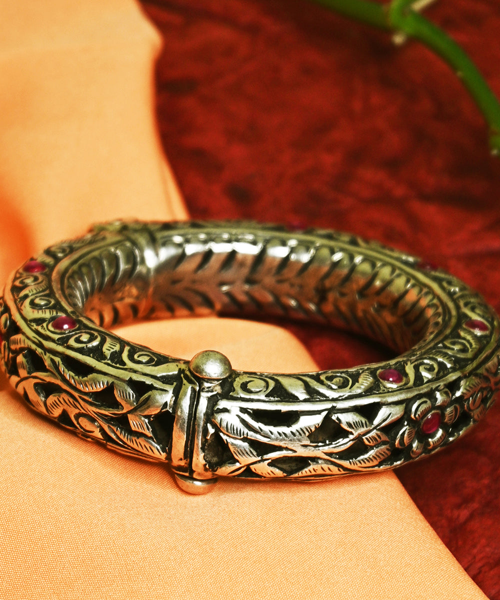 Lubna_Handcrafted_Oxidised_Pure_Silver_Bangle_WeaverStory_02