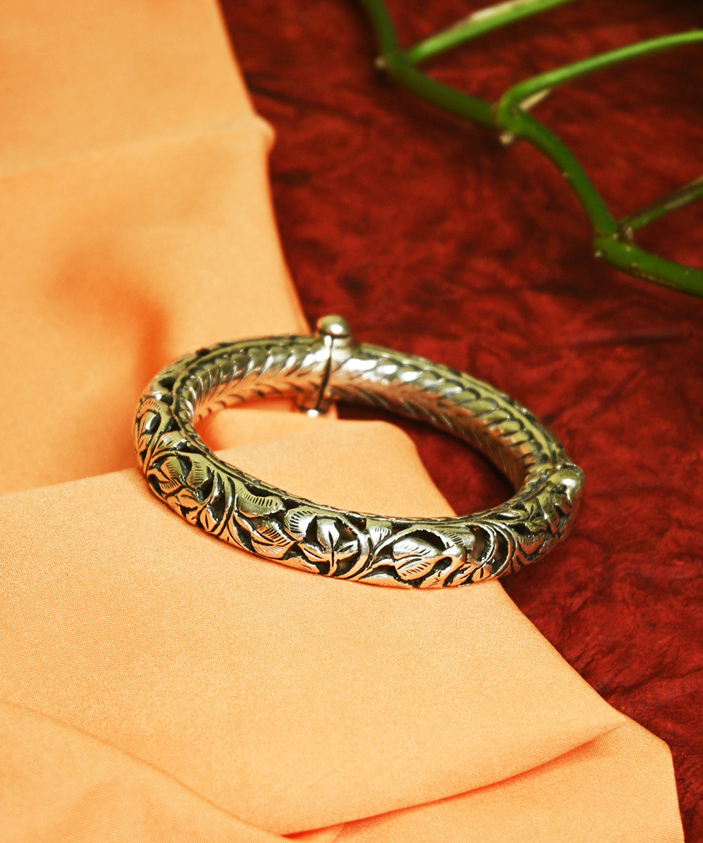 Inaya_Handcrafted_Oxidised_Pure_Silver_Bangle_WeaverStory_01