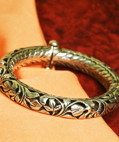 Inaya_Handcrafted_Oxidised_Pure_Silver_Bangle_WeaverStory_02