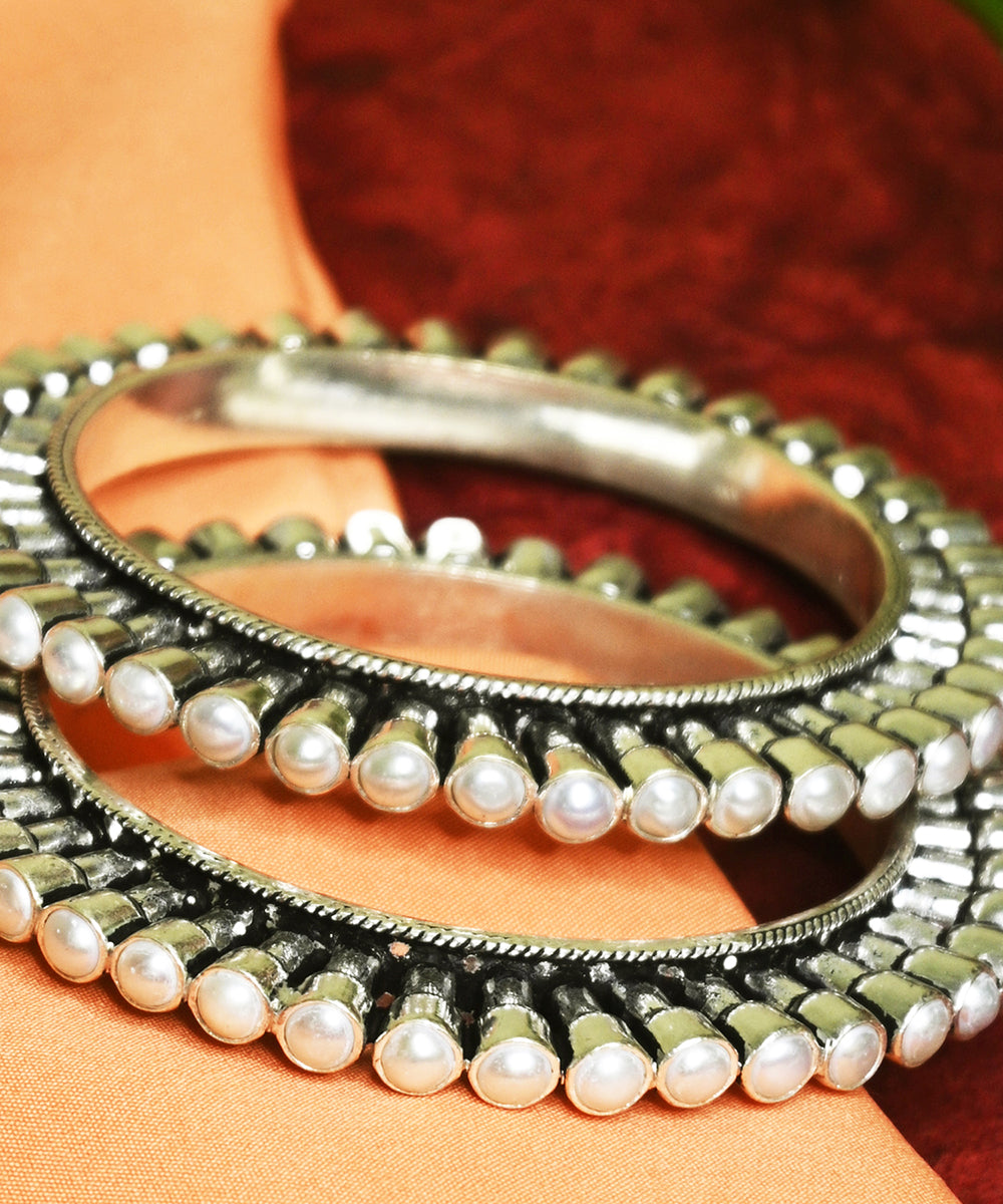 Irum_Handcrafted_Oxidised_Pure_Silver_Bangle_With_Pearls_WeaverStory_02