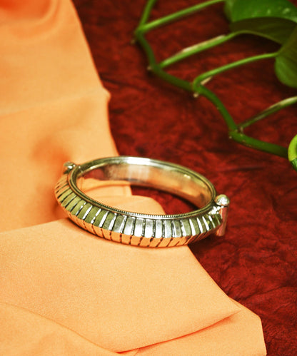 Kanwal_Handcrafted_Oxidised_Pure_Silver_Bangle_WeaverStory_01