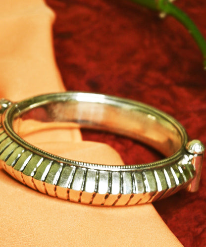 Kanwal_Handcrafted_Oxidised_Pure_Silver_Bangle_WeaverStory_02