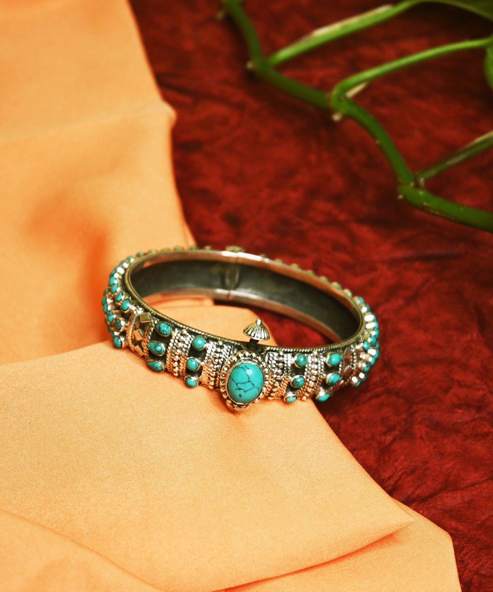 Lamia_Handcrafted_Oxidised_Pure_Silver_Bangle_With_Turquoise_WeaverStory_01