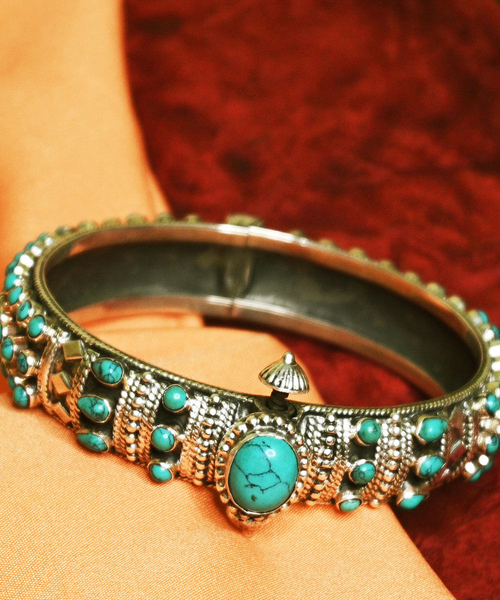 Lamia_Handcrafted_Oxidised_Pure_Silver_Bangle_With_Turquoise_WeaverStory_02