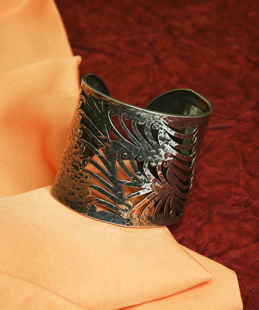 Mahira_Handcrafted_Oxidised_Pure_Silver_Bangle_WeaverStory_01
