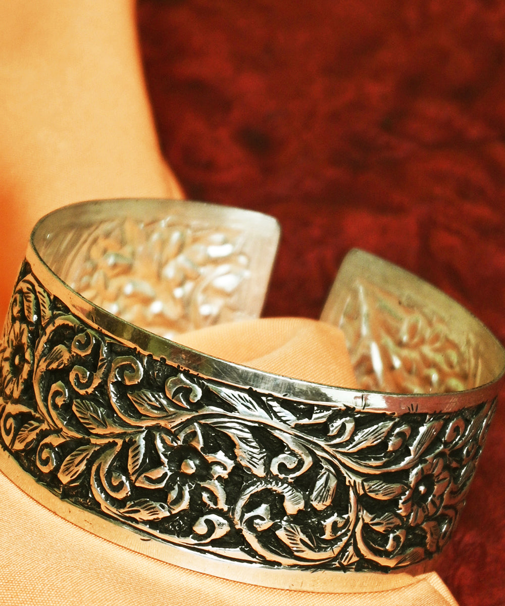 Mariam_Handcrafted_Oxidised_Pure_Silver_Bangle_WeaverStory_02