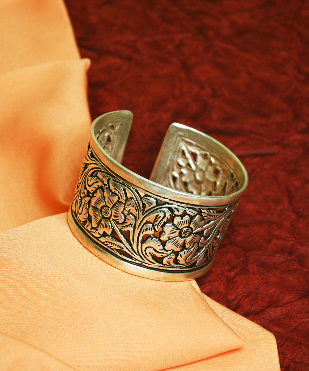 Nabiha_Handcrafted_Oxidised_Pure_Silver_Bangle_WeaverStory_01