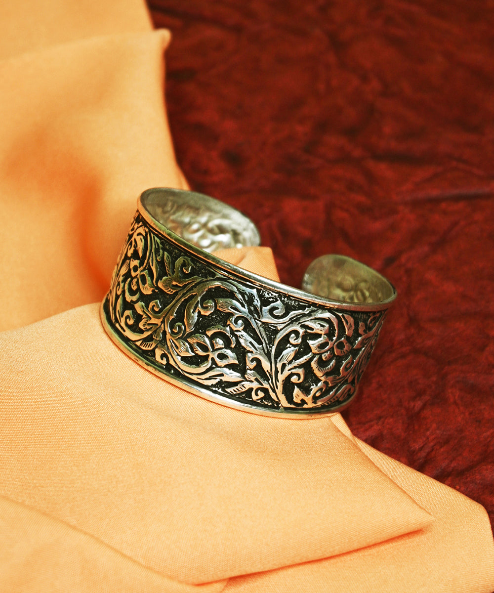 Nida_Handcrafted_Oxidised_Pure_Silver_Bangle_WeaverStory_01