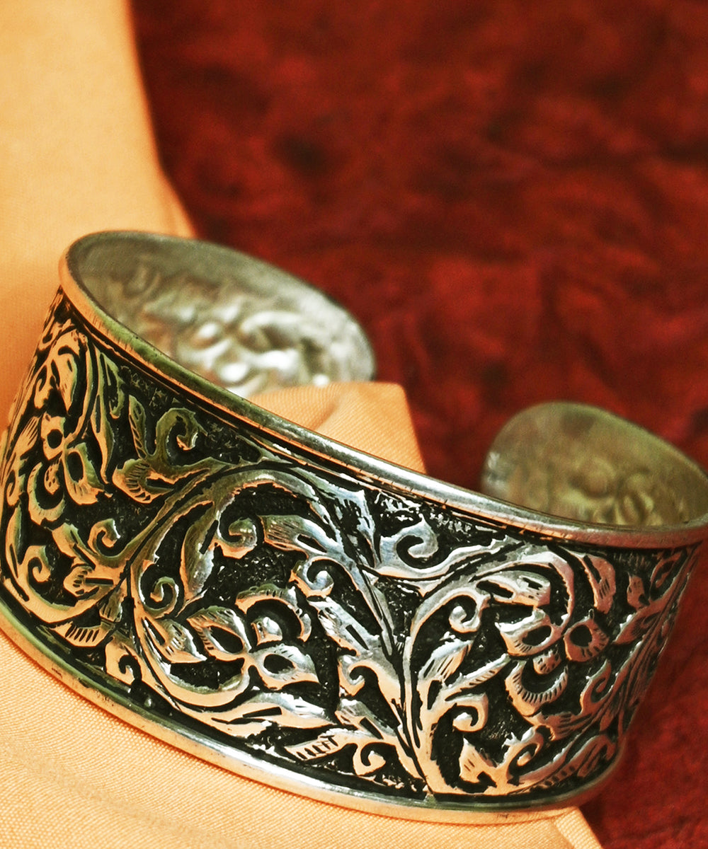 Nida_Handcrafted_Oxidised_Pure_Silver_Bangle_WeaverStory_02