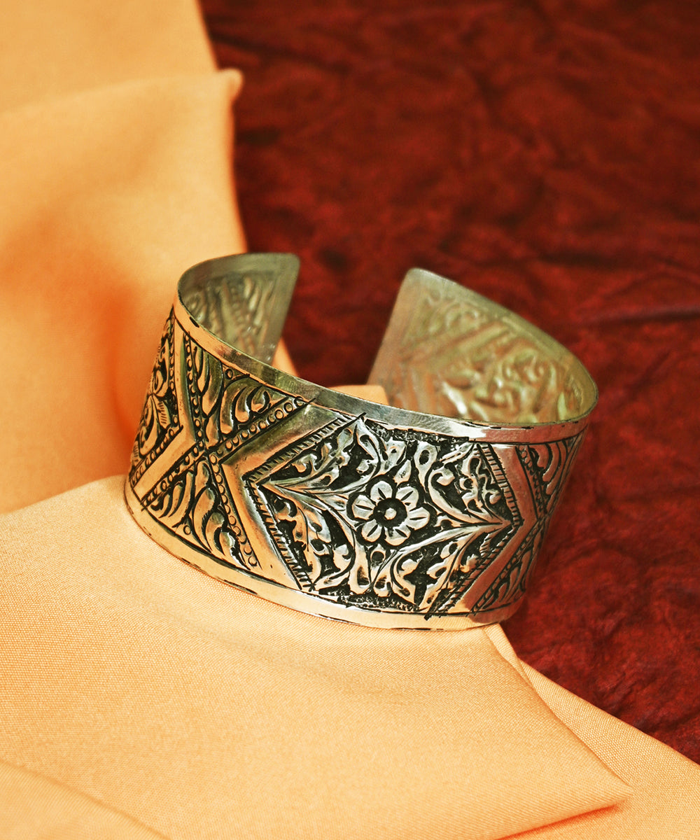 Noreen_Handcrafted_Oxidised_Pure_Silver_Bangle_WeaverStory_01