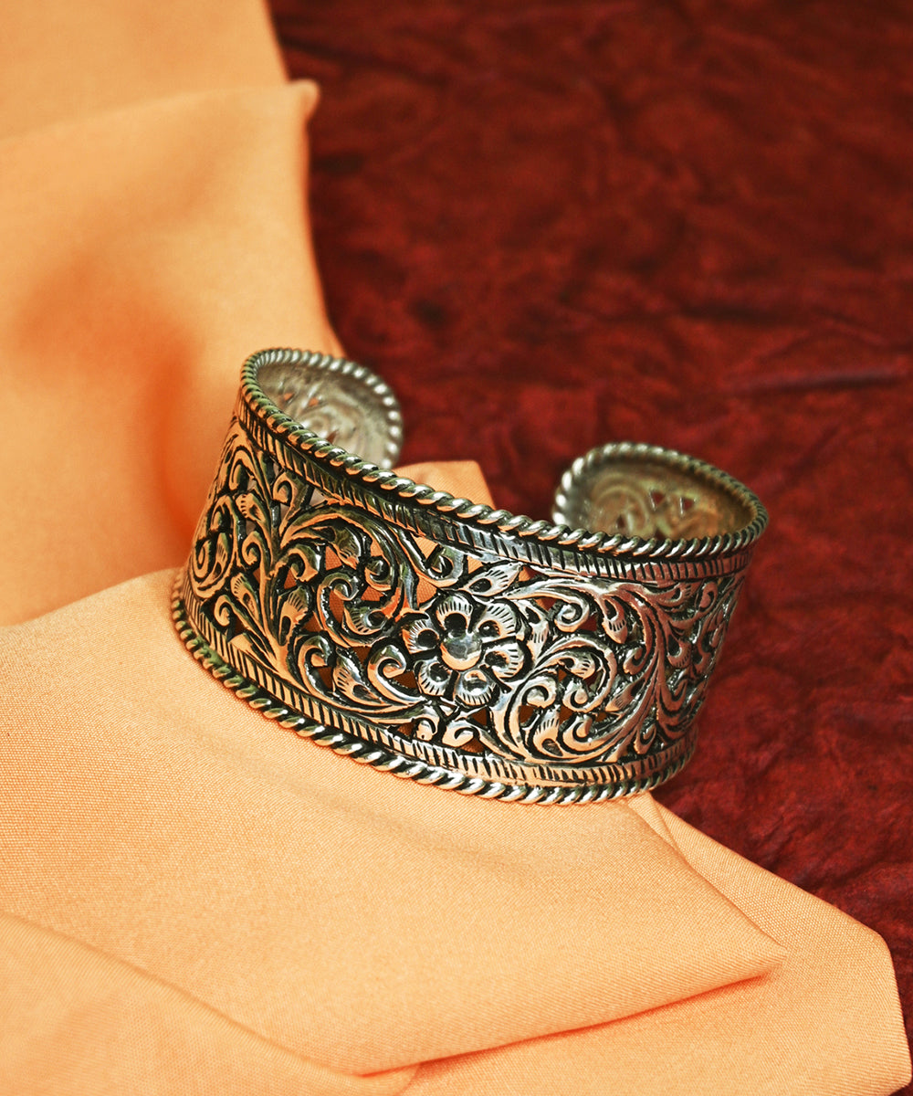 Qirat_Handcrafted_Oxidised_Pure_Silver_Bangle_WeaverStory_01