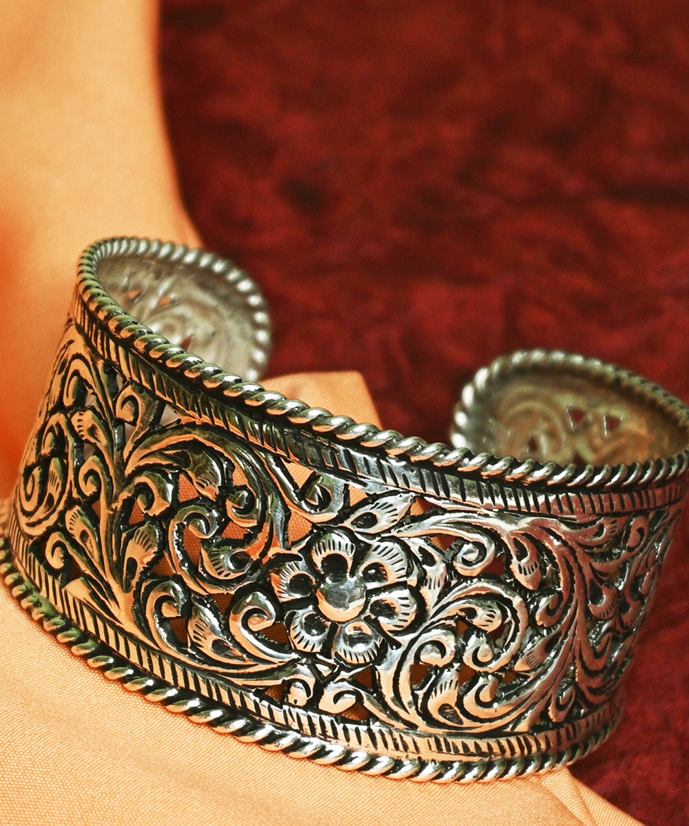 Qirat_Handcrafted_Oxidised_Pure_Silver_Bangle_WeaverStory_02