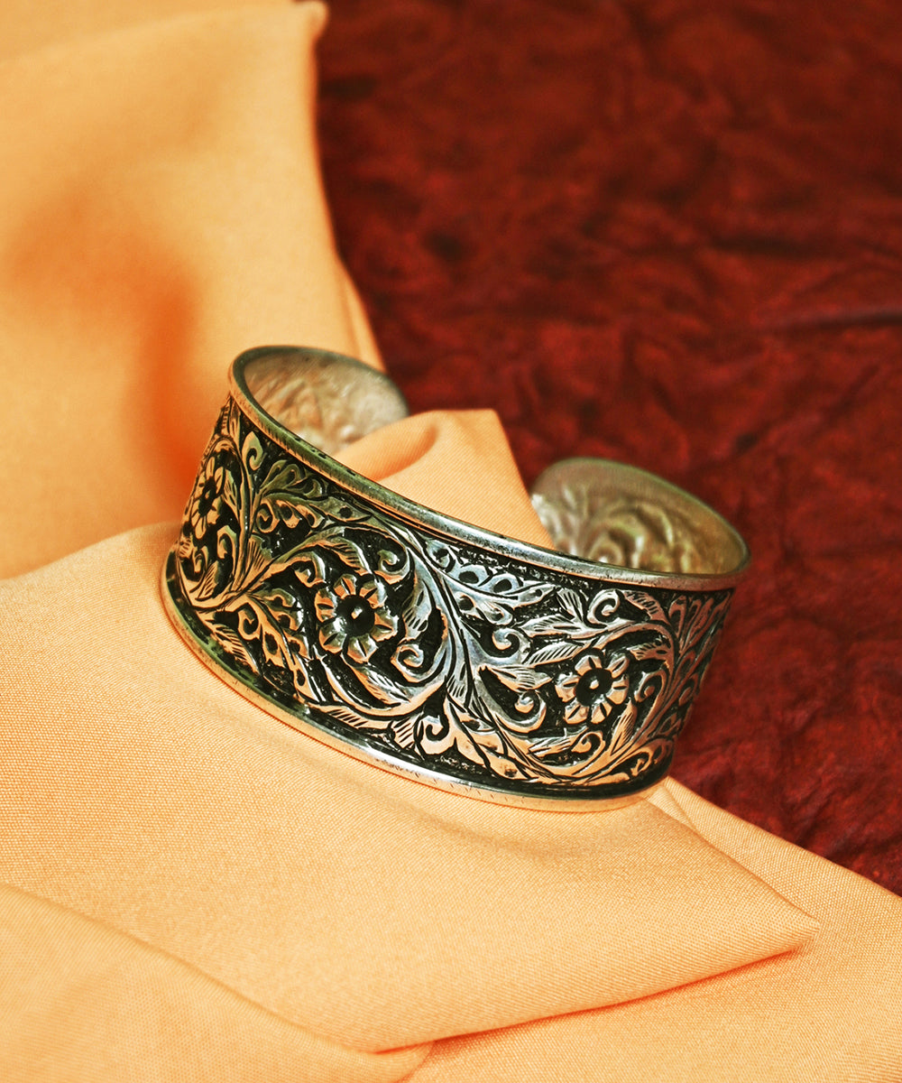Rahat_Handcrafted_Oxidised_Pure_Silver_Bangle_WeaverStory_01
