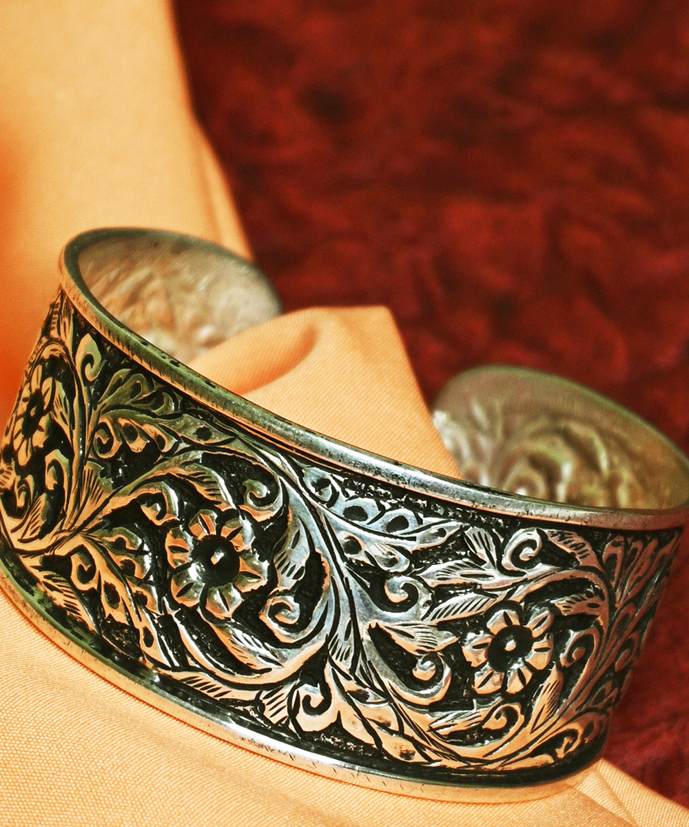 Rahat_Handcrafted_Oxidised_Pure_Silver_Bangle_WeaverStory_02