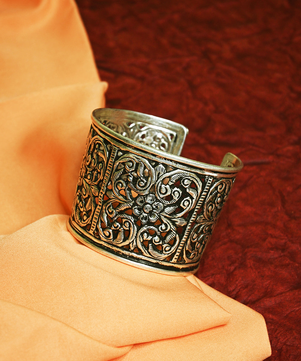 Rukhsar_Handcrafted_Oxidised_Pure_Silver_Bangle_WeaverStory_01