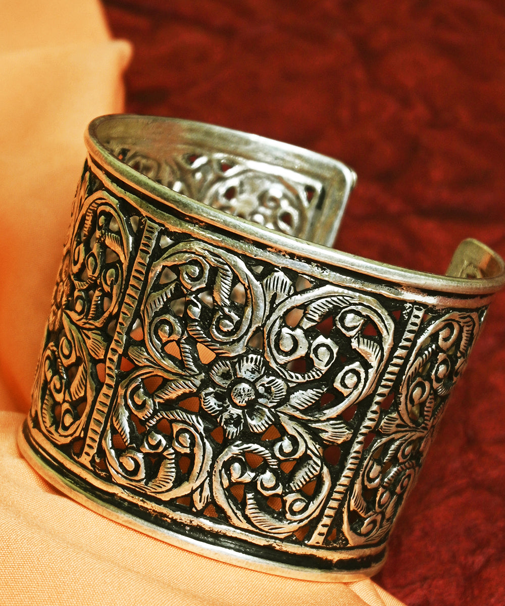 Rukhsar_Handcrafted_Oxidised_Pure_Silver_Bangle_WeaverStory_02