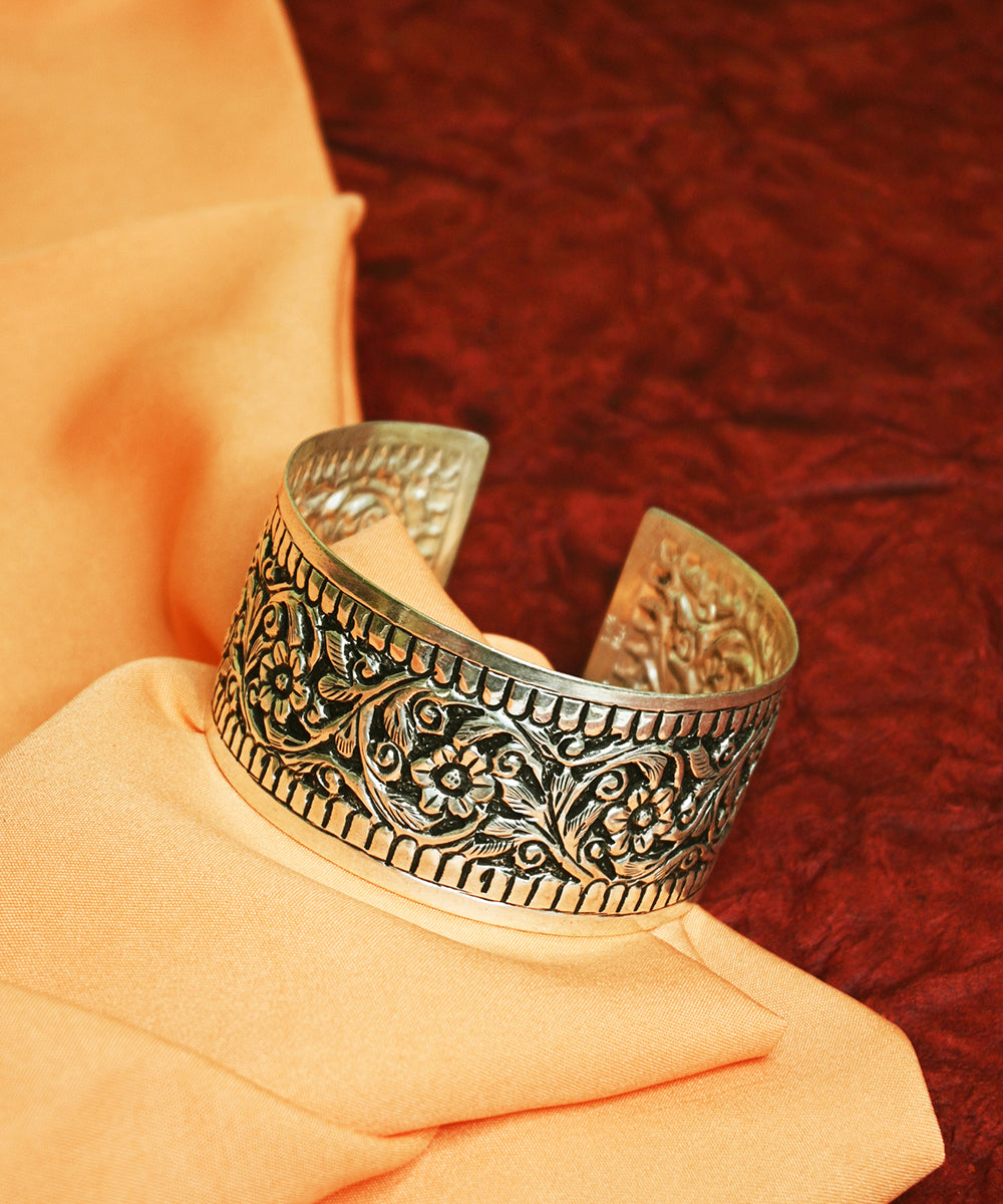 Sabah_Handcrafted_Oxidised_Pure_Silver_Bangle_WeaverStory_01