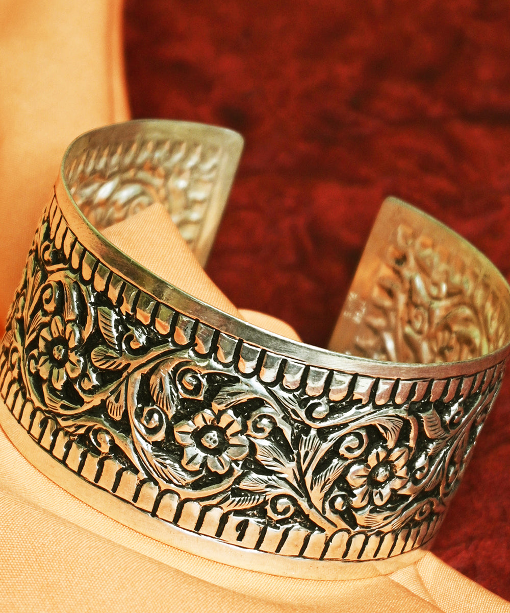 Sabah_Handcrafted_Oxidised_Pure_Silver_Bangle_WeaverStory_02