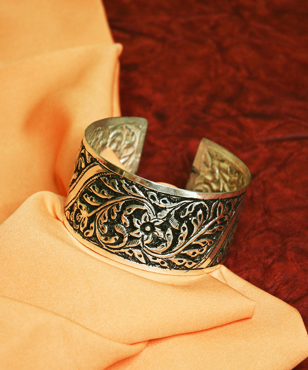 Sahar_Handcrafted_Oxidised_Pure_Silver_Bangle_WeaverStory_01