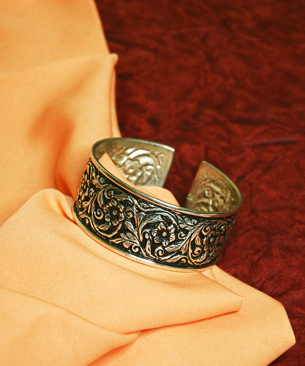 Sania_Handcrafted_Oxidised_Pure_Silver_Bangle_WeaverStory_01