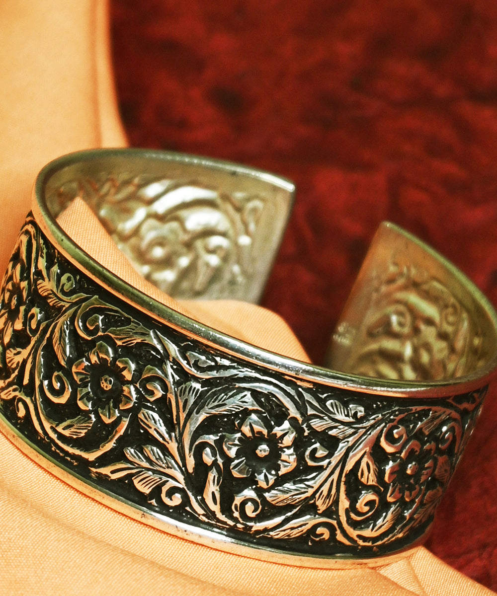 Sania_Handcrafted_Oxidised_Pure_Silver_Bangle_WeaverStory_02