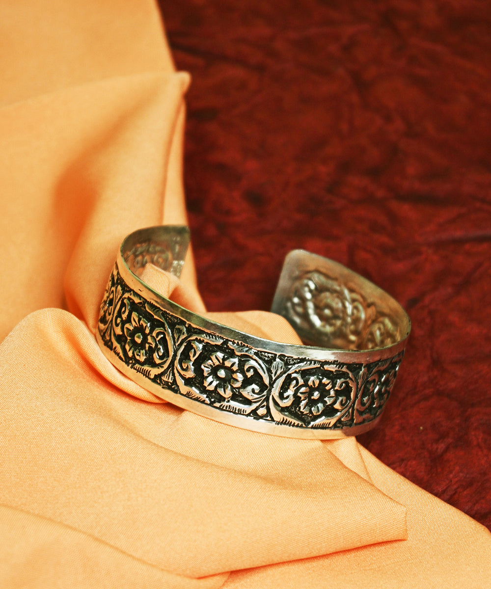 Sehrish_Handcrafted_Oxidised_Pure_Silver_Bangle_WeaverStory_01