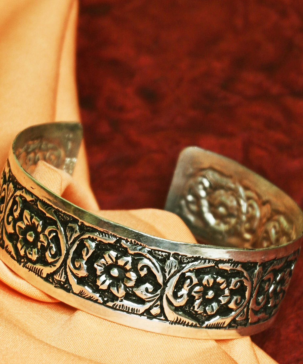 Sehrish_Handcrafted_Oxidised_Pure_Silver_Bangle_WeaverStory_02