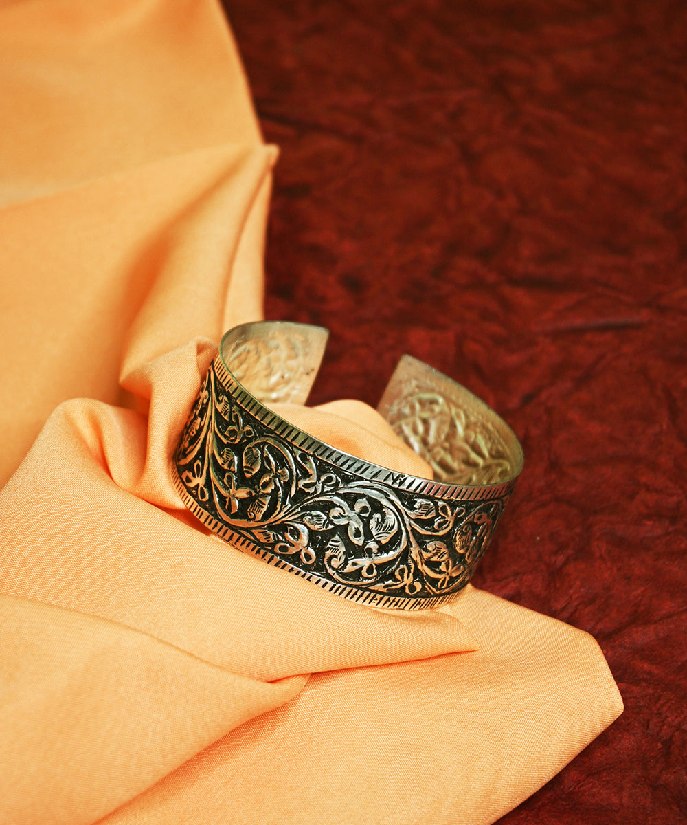 Shaheen_Handcrafted_Oxidised_Pure_Silver_Bangle_WeaverStory_01